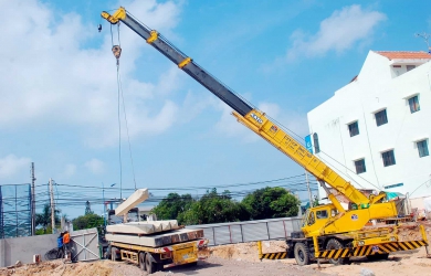 Ép cọc bê tông làm móng cho nhà xưởng tiền chế